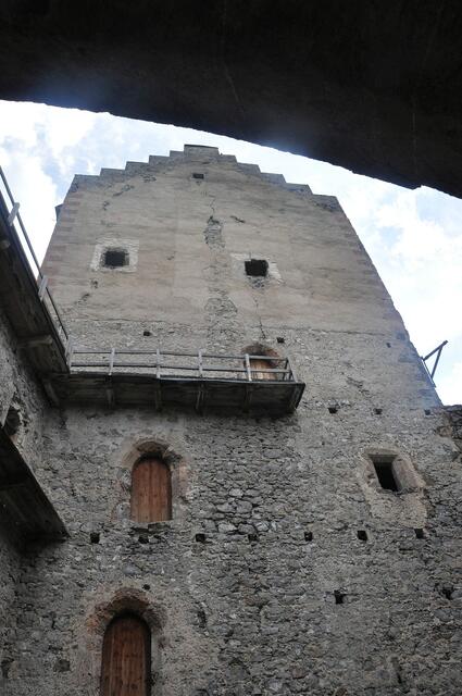 Am Mauerwerk der Kronburg nagt der Zahn der Zeit. | Foto: Land Tirol/Tiroler Kunstkataster