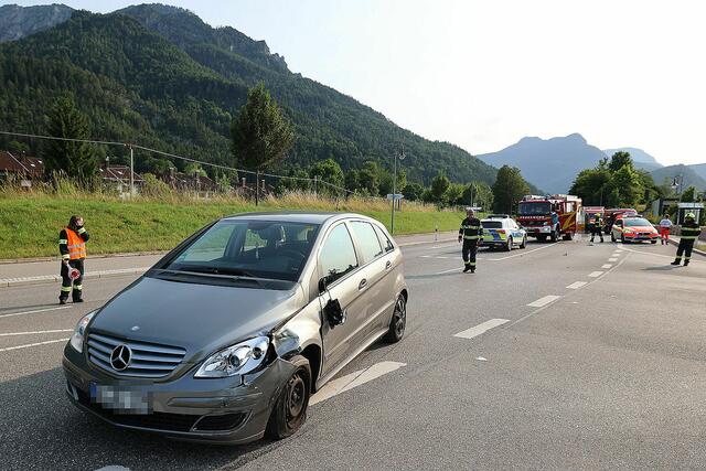 Sowohl am Auto als auch am Motorrad entstand erheblicher Sachschaden. | Foto: BRK BGL/Leitner