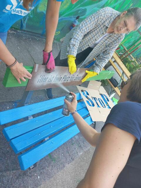 Mithilfe von aktiven Nachbarinnen aus Wels wurde die Bank in den StoP Farben grün und blau gestrichen. Fertiggestellt wurde die Bank in einer gemeinsamen Aktion mit Mitgliedern des Alten Schl8hofs und Stadtrat Thomas Rammerstorfer (Grüne). | Foto: StoP-Wels