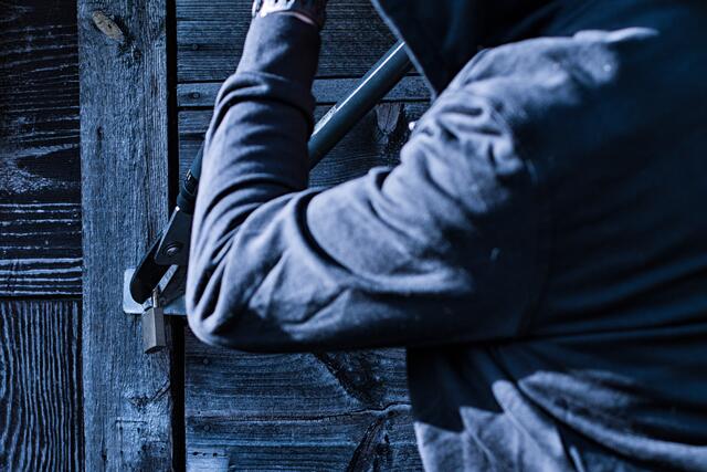 In der Gemeinde Patergassen drangen bisher unbekannter Täter in zwei Almhütten ein und durchsuchten die Räumlichkeiten. | Foto: stock.adobe.com/Jens Rother (Symbolfoto)