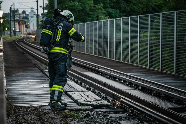 Einsatz auf der Eisenbahnbrücke, die auch Fußgänger auf dem Weg vom Bahnhof ins Ortszentrum von Pregarten benutzen. | Foto: fotokerschi.at/Schartner