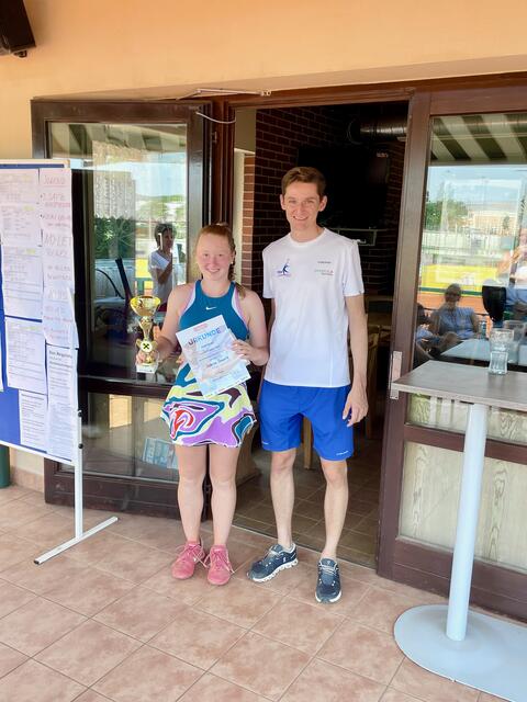 Turnierleiter Maximilian Steiner gratulierte Sabrina Oswald zum Sieg in der U 18. | Foto: KK