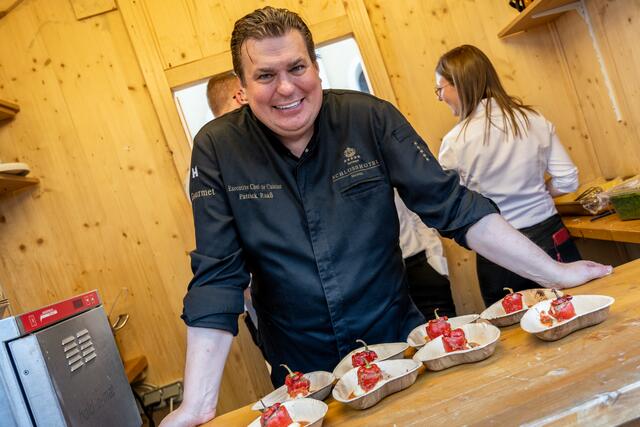 Patrick Raaß mit seinem diesjährigen Gericht: Gefüllte Paprika mit Tomatensauce auf Kartoffel-Zitronenpüree. | Foto: TVB Paznaun - Ischgl