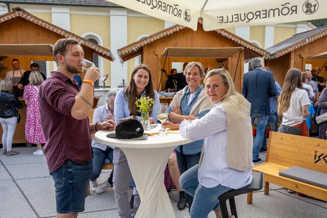 Gute Stimmung auf dem Genussmarkt am Kulturzentrum St. Nikolaus in Ischgl. | Foto: TVB Paznaun - Ischgl