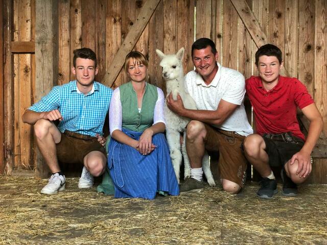 Familie Lanzinger-Stauder liebt ihre Heimatgemeinde, ihren Bauerhof sowie ihre 12 Alpakas | Foto: privat