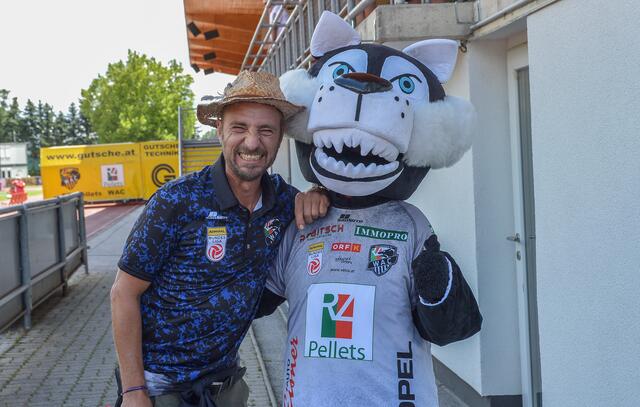 Gemeinsames Zähnezeigen mit Stadionsprecher Martin Haider. | Foto: Privat