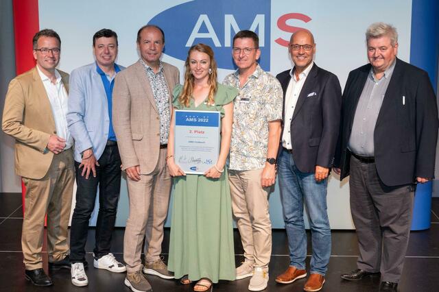 AMS-Leiter Edmund Hacker (3.v.l.) ist stolz auf die BIZ-Mitarbeiterinnen. | Foto: AMS 