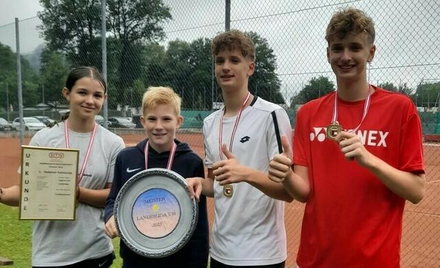 Die Tennengauer Tennisyoungsters vom 1. Halleiner Tennisclub sind 2023 die Landesmeister (v.l.):  Nicht im Bild: Kimi Kober und Moritz Schernthaner | Foto: Privat