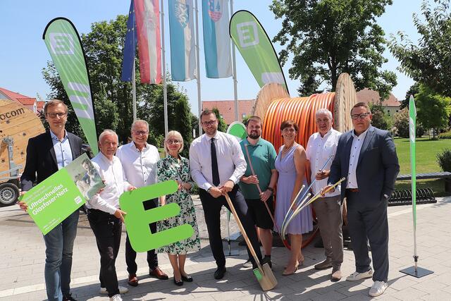 Spatenstrich zum ultraschnellen Internet in Premstätten: Bgm. Matthias Pokorn (Bildmitte) mit Vzbgm. Ingrid Baumhackl, GV Gerhard Gangl, GR Michael Fischer und Manfred Geißler, LPräs. Gabriele Kolar sowie Hannes Kohlmeier (li), Christian Purrer und Martin Graf (re) von der Energie Steiermark.  | Foto: Edith Ertl
