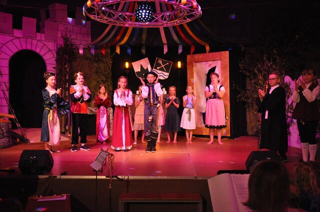 Die VolkkschülerInnen aus Kirchberg bei ihrer Musicalaufführung "Ritter Gundaker." | Foto: Volksschule KIrchberg ob der Donau