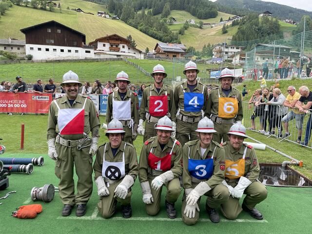 Zweiter Platz Klasse B (v.l.): LM Günther Mühlsteiger, HFM Hartman Grasl, HFM Andreas Mair, HFM Johann Kirchmair, HFM Josef Auckenthaler, HFM Dietmar Inderst, HFM Josef Auckenthaler, HFM Leopold Grasl und HFM Thomas Scheiber | Foto: FF Gries