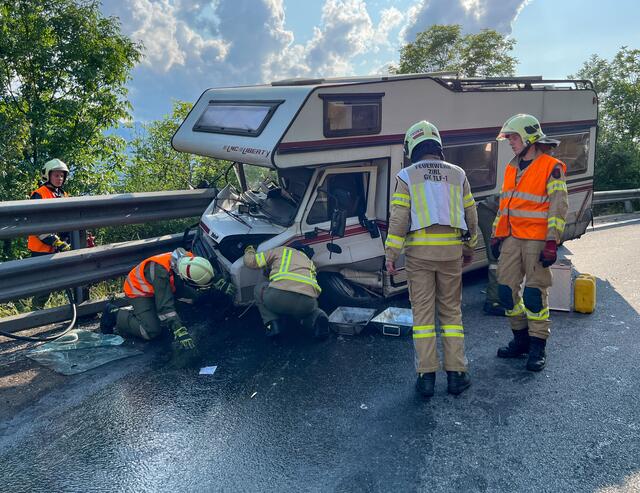 Am Montag am Nachmittag kam es am Zirler Berg zu einem Verkehrsunfall. Ein Wohnwagen begann zu rauchen und die Bremswirkung hatte stark nachgelassen. | Foto: Zeitungsfoto.at