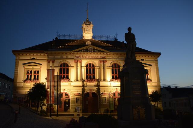 Das Weitraer Rathaus bei Nacht. | Foto: Pilz