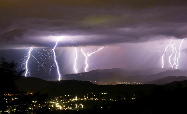 Geht es nach aktuellen Wetterprognosen, soll es heute (vor allem in den Abendstunden) noch ordentlich "krachen".  | Foto: Daniel Loretto Fotografie