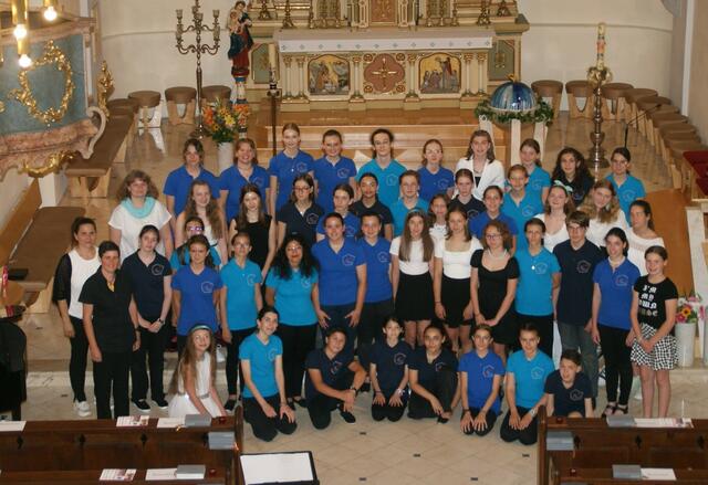 50 junge Stimmen brachten die Jennersdorfer Stadtpfarrkirche bei einem burgenländisch-französischen Konzert zum Schwingen. | Foto: Anna Maria Kaufmann