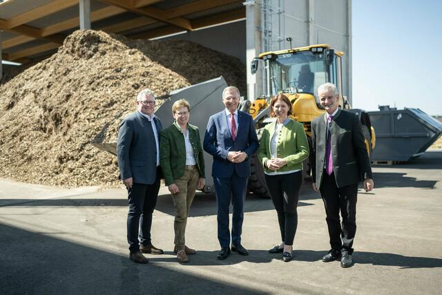 V. l. n. r.: Berglandmilch-Obmann Stefan Lindner, Landwirtschaftskammer OÖ-Präsidentin Rosemarie Ferstl, Thomas Stelzer, Michaela Langer-Weninger und Berglandmilch-Generaldirektor Josef Braunshofer. | Foto: Land OÖ/Peter Mayr