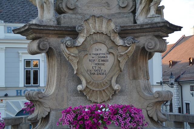Inschrift auf der Pestsäule. | Foto: Pilz
