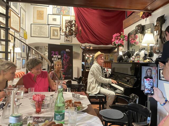 Markus Linder begrüßt mit "Welcome to a Trip to New Orleans" und stellt gemeinsam mit Sabine Linder und Heike Kiesling das Programm des New Orleans Festival 2023 vor. | Foto: BezirksBlätter