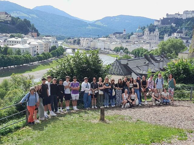 Die 1BK beim Kulturspaziergang durch Salzburg.