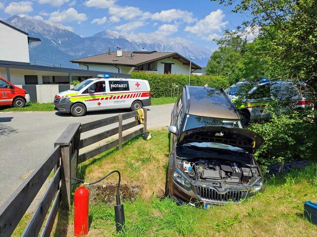 Ein Fahrzeug landete nach einem Verkehrsunfall im Bachbett. | Foto: FF Sistrans