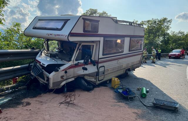Am Montag am Nachmittag kam es am Zirler Berg zu einem Verkehrsunfall. Ein Wohnwagen begann zu rauchen und die Bremswirkung hatte stark nachgelassen. | Foto: Zeitungsfoto.at