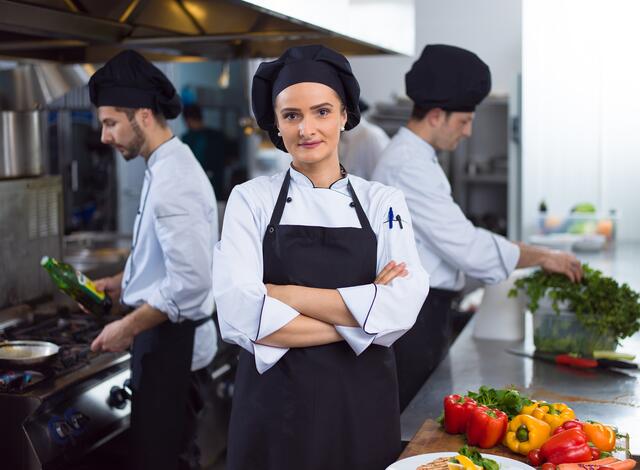 126 offene Stellen für Fachkräfte in der Gastronomie gibt es derzeit in den Bezirken Grieskirchen &amp; Eferding. | Foto: shock/PantherMedia