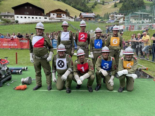 Erster Platz Klasse B (v.l.): HBI Alois Wieser, HFM Stefan Jenewein, OBI Alfred Kerschbaumer, HV Martin Jenewein, HLM Walter Grünbacher, HFM Franz Jenewein, HFM Peter Strickner, BM Andreas Jenewein und HFM Martin Strickner | Foto: FF Gries