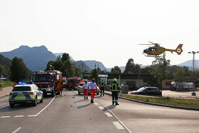 Via Hubschrauber brachte man den Schwerverletzten ins LKH Salzburg. Auch die Lenkerin des Mercedes wurde gemeinsam mit ihren beiden Kindern via Rettungswagen ins LKH überstellt. | Foto: BRK BGL/Leitner