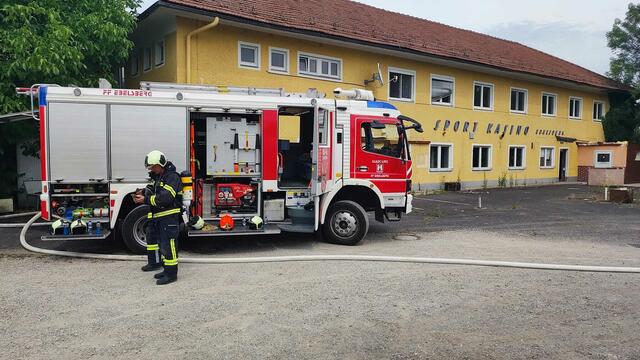 In einem Vierkanter in der Kremsmünsterer Straße im Stadtteil Ebelsberg brach heute Nachmittag aus noch unbekannter Ursache ein Feuer aus. | Foto: FF Ebelsberg
