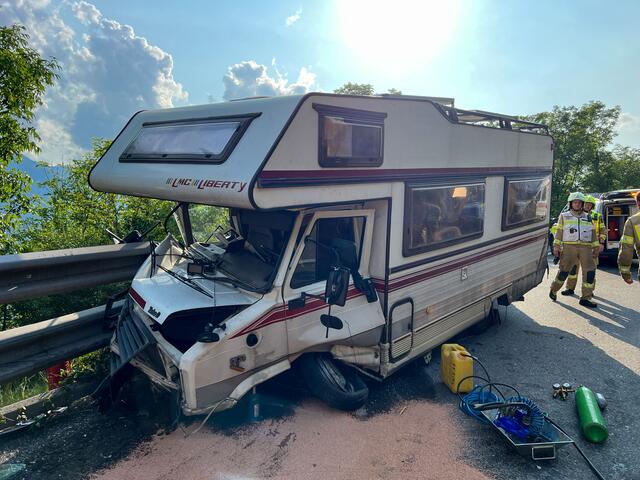 Am Montag am Nachmittag kam es am Zirler Berg zu einem Verkehrsunfall. Ein Wohnwagen begann zu rauchen und die Bremswirkung hatte stark nachgelassen. | Foto: Zeitungsfoto.at