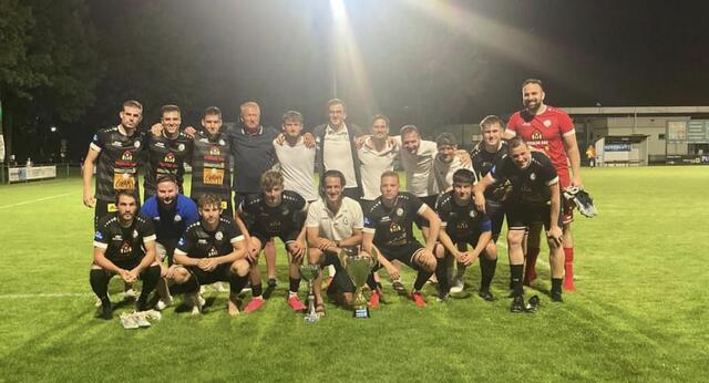 Die Siegermannschaft aus Gralla freut sich über den Wanderpokal. | Foto: SV Straß
