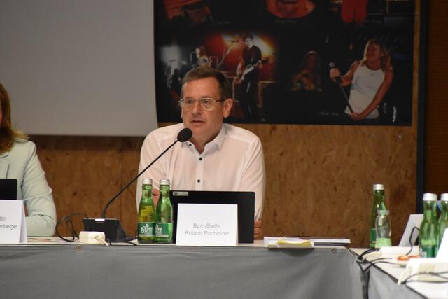 Der 2. Vizebürgermeister Roland Ponholzer (WFW) betonte, dass es sich beim Antrag rund um einen Gratis Sommerkindergarten um einen Prüfantrag gehandelt hatte.  | Foto: Barbara Fluckinger