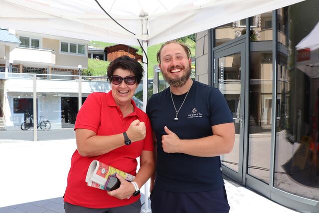 Patricia Graeff von der Radio Tirol Sommerfrische mit Saunameister Thorsten Moeller. | Foto: Othmar Kolp