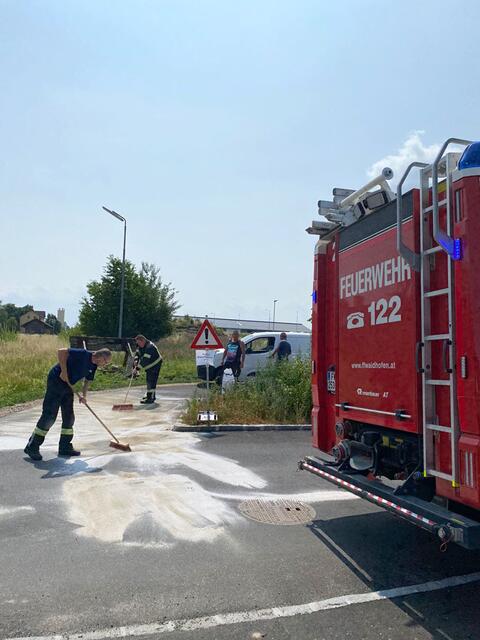 Die Feuerwehrkameraden unterstützen die Arbeiten im Bereich des Mitterwegs. | Foto: FF Waidhofen/Thaya