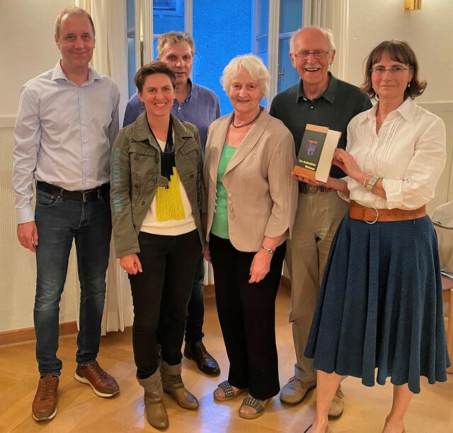 Dr. Ewald Hiebl (Universität Salzburg, Leopold Kohr®-Archiv), Architektin Anna Heringer (Vorreiterin des Nachhaltigen Bauen), Christian Vötter (TAURISKA-Leopold Kohr®-Akademie), Stadträtin Agnes Thanbichler (Laufen), Dr. Josef Heringer und Susanna Vötter-Dankl (TAURISKA-Leopold Kohr®-Akademie).  | Foto: Tauriska