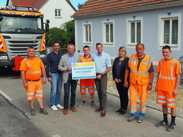 Beteiligte Personen v.l.n.r.: Martin Ergoth (Straßenmeisterei Langenlois), Christoph Pieringer (Leiter der Straßenmeisterei Langenlois), Bürgermeister Ing. Manfred Denk, MBA (Marktgemeinde Grafenegg), Marc Ulmer (Straßenmeisterei Langenlois), Christoph Hofbauer (i.V. LH.Stellvertreter Udo Landbauer), Dipl.-Ing. Andrea Kranbetter (Leiter-Stv. NÖ Straßenbauabteilung Krems), Peter Hindinger und Lehrling Florian Plankensteiner (beide Straßenmeisterei Langenlois). | Foto: Bild © Land NÖ