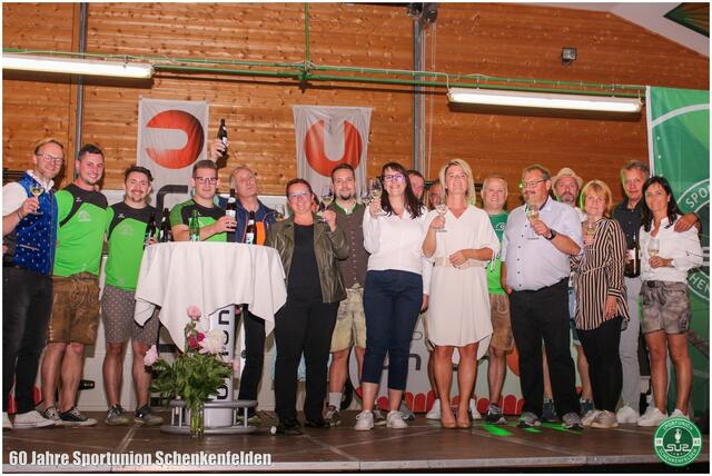 Nach dem offiziellen Festakt wurde angestoßen. | Foto: Sportunion Schenkenfelden