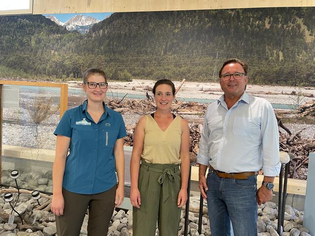 Nicklas, Schneider und Ginther vor einem riesigen Bild, das den Wildfluss Lech zeigt. | Foto: Reichel