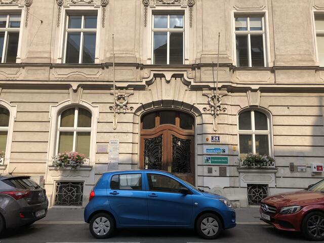 Der Innenhof vom Amtshaus in der Hermanngasse 24–26 wurde begrünt.  | Foto: Brandl