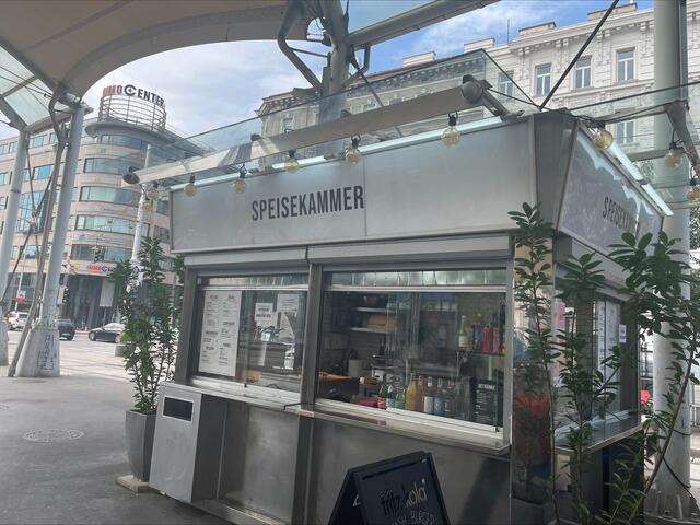 Laufend wird in der Speisekammer an neuen Rezepten getüftelt. Besonders der Anspruch an Qualität ist den Besitzern sehr wichtig.  | Foto: Karina Stuhlpfarrer