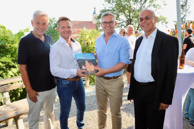 Freude über das gelungene Werk bei NR Reinhold Lopatka, Bgm. Gerald Klein, Minister Magnus Brunner und Gottfried Allmer (v.l.). 