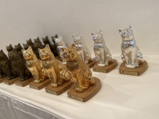 "Katzis" in Gold, Silber oder Bronze symbolisieren Belohnungen für lange Betriebstreue oder besondere Leistungen. | Foto: Katzbeck