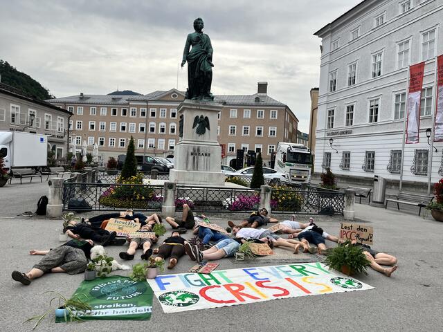 Friday For Future Demonstrantinnen und Demonstranten am Boden des Mozartplatzes. | Foto: Fridays For Future