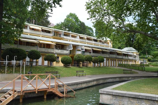 Die alten Kabanen mit Blick aufs "grüne Becken" im Thermalbad Vöslau | Foto: Katrin Pirzl