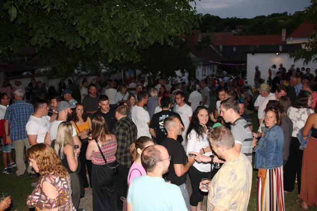 Viele Gäste in Feierlaune. | Foto: Steiner Bros.