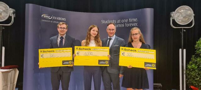 Bildunterschrift: Bei der Prämierung der Gewinnerinnen und des Gewinners: Marco Anton Hesse (2. Platz), Emilia Dege (1. Platz), der akademische Leiter des IMC Krems Prof.(FH) Mag. Dr. Martin Waiguny und Dorothea Mucha (3. Platz). | Foto: IMC Fachhochschule Krems IMC University of Applied Sciences Krems