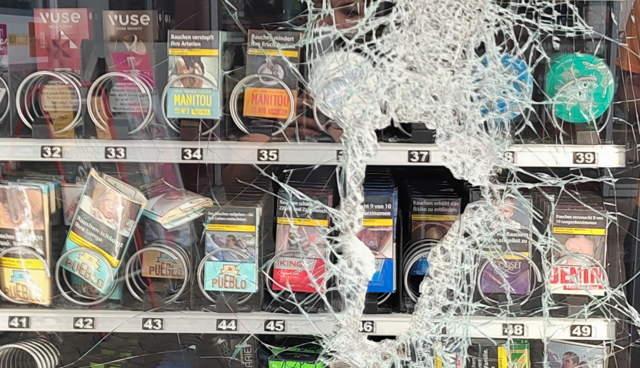 Dieser Zigarettenautomat im Einkaufszentrum VEZ wurde in den frühen Morgenstunden des Sonntags (9. Juli) - vermutlich von Jugendlichen - demoliert und geplündert. | Foto: Privat