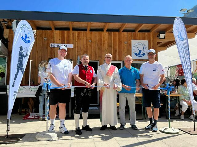 Einweihungsfeier des neuen Clubhauses des TC See: Obmann Thomas Gstrein, Bgm. Michael Zangerl, Diakon Herbert Scharler, Günther Mitterbauer (Ehrenpräsident Sportunion Tirol) und Obmann-Stv. Robert Ladner (v.l.). | Foto: Tennisclub See