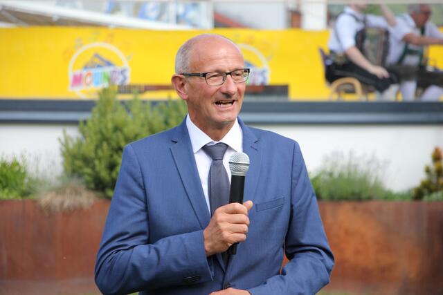 LH Anton Mattle freute sich, nach einem sehr aktiven Tag, bei der Fußgängerzonen- und Ausstellungseröffnung dabei sein zu dürfen. | Foto: Schwarz