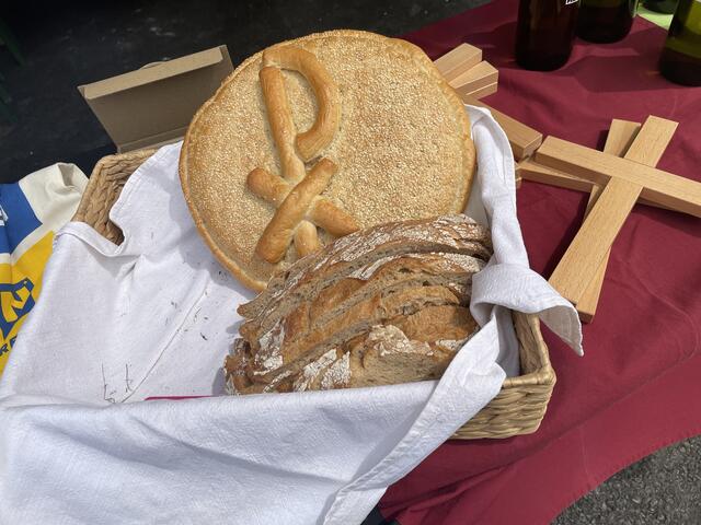 Gesegnetes Brot, Salz und ein Kreuz für jede Familie | Foto: Daniel Schmidt